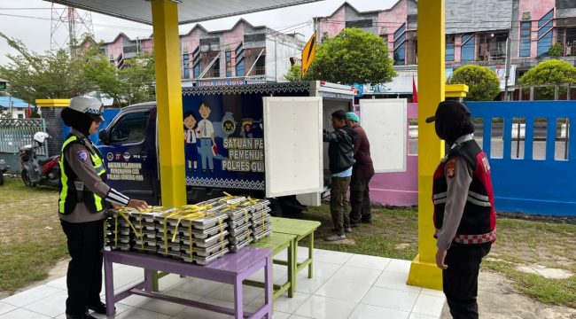 KAWAL : Personel Polwan Polres Gumas mengawal distribusi porsi MBG ke sejumlah sekolah, Senin, 27 April 2026.