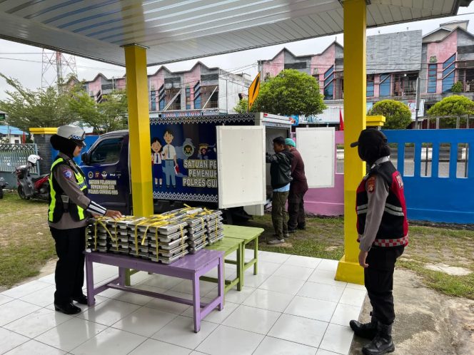 
					KAWAL : Personel Polwan Polres Gumas mengawal distribusi porsi MBG ke sejumlah sekolah, Senin, 27 April 2026.