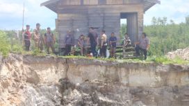 EDUKASI : Personel Polres Gumas saat memberikan edukasi kepada masyarakat terkait aktivitas PETI, di Jalan Soekarno, Kota Kuala Kurun, Selasa, 28 April 2026.