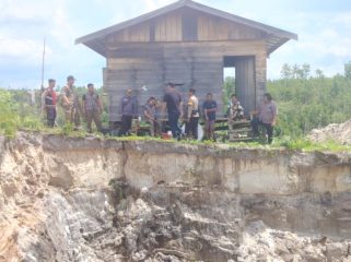 EDUKASI : Personel Polres Gumas saat memberikan edukasi kepada masyarakat terkait aktivitas PETI, di Jalan Soekarno, Kota Kuala Kurun, Selasa, 28 April 2026.