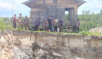 EDUKASI : Personel Polres Gumas saat memberikan edukasi kepada masyarakat terkait aktivitas PETI, di Jalan Soekarno, Kota Kuala Kurun, Selasa, 28 April 2026.