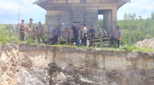 EDUKASI : Personel Polres Gumas saat memberikan edukasi kepada masyarakat terkait aktivitas PETI, di Jalan Soekarno, Kota Kuala Kurun, Selasa, 28 April 2026.
