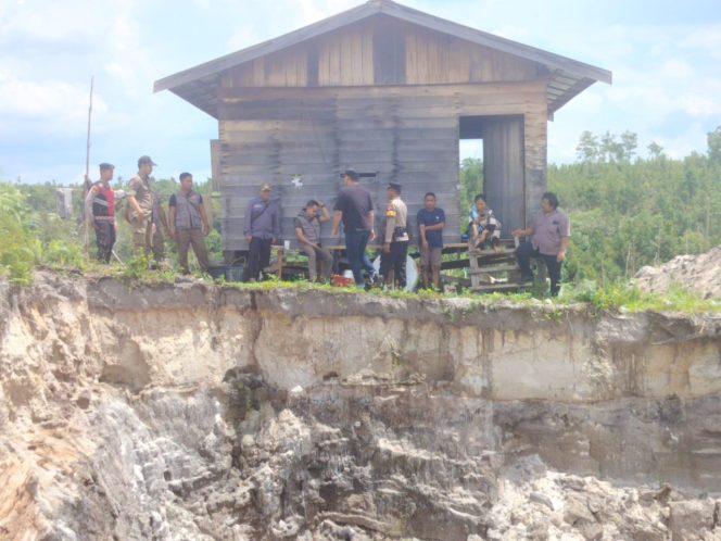 
					EDUKASI : Personel Polres Gumas saat memberikan edukasi kepada masyarakat terkait aktivitas PETI, di Jalan Soekarno, Kota Kuala Kurun, Selasa, 28 April 2026.