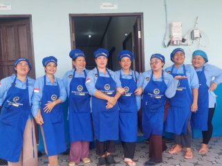 PEKERJA : Para pekerja yang bekerja di dapur SPPG Polres Gumas, Kamis, 30 April 2026.