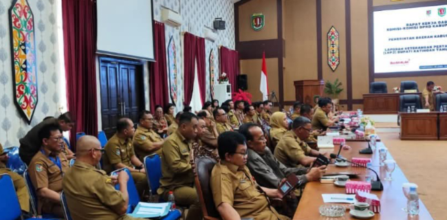 FOTO : Sekda Katingan dan jajaran saat rapat kerja gabungan komisi, di ruang rapat DPRD Katingan.