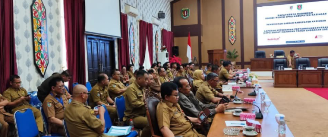 
					FOTO : Sekda Katingan dan jajaran saat rapat kerja gabungan komisi, di ruang rapat DPRD Katingan.
