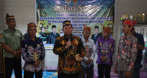 FOTO : Bupati Katingan bersama Rombongan saat safari nyepi bersama masyarakat, di Kecamatan Sanaman Mantikei.