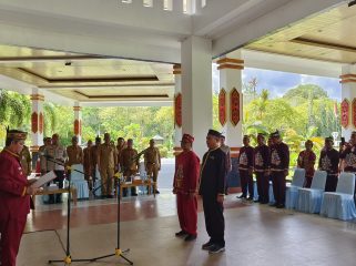 FOTO : Bupati Katingan Saiful, saat prosesi pelantikan dua orang Damang Kepala Adat, di halaman teras kantor Bupati setempat.
