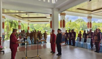 FOTO : Bupati Katingan Saiful, saat prosesi pelantikan dua orang Damang Kepala Adat, di halaman teras kantor Bupati setempat.