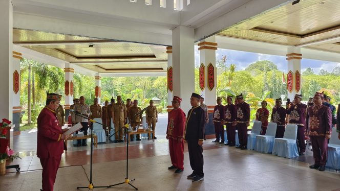 
					FOTO : Bupati Katingan Saiful, saat prosesi pelantikan dua orang Damang Kepala Adat, di halaman teras kantor Bupati setempat.