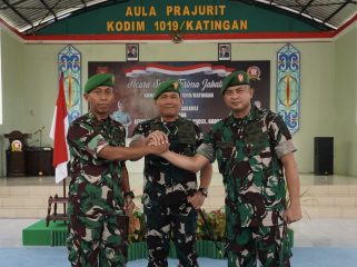 FOTO : Danrem 102 Pjg, Brigjen TNI Wimoko, Letkol Inf Sulkifli dan Letkol Kav Prima Wahyudi, foto bersama usai kegiatan Sertijab.