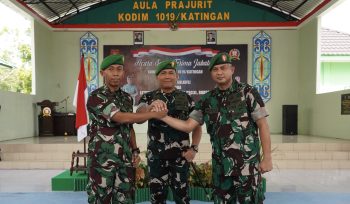 FOTO : Danrem 102 Pjg, Brigjen TNI Wimoko, Letkol Inf Sulkifli dan Letkol Kav Prima Wahyudi, foto bersama usai kegiatan Sertijab.