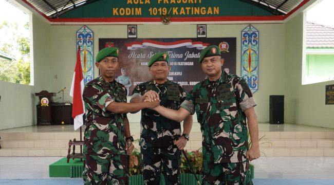 FOTO : Danrem 102 Pjg, Brigjen TNI Wimoko, Letkol Inf Sulkifli dan Letkol Kav Prima Wahyudi, foto bersama usai kegiatan Sertijab.