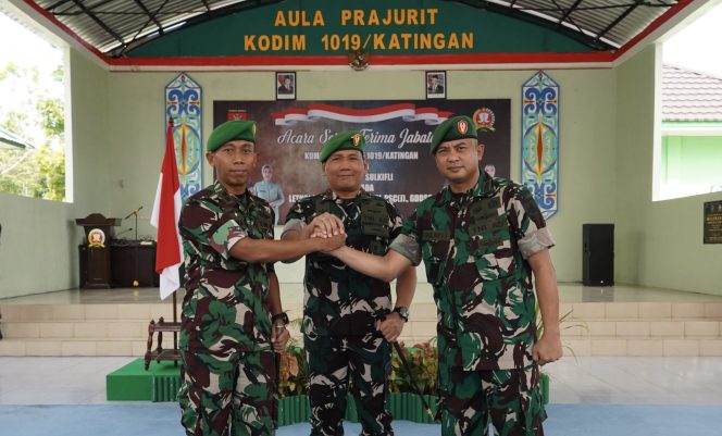 
					FOTO : Danrem 102 Pjg, Brigjen TNI Wimoko, Letkol Inf Sulkifli dan Letkol Kav Prima Wahyudi, foto bersama usai kegiatan Sertijab.