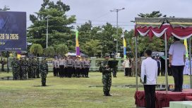 FOTO : Sekda Katingan saat pimpin upacara pelaksanaan pembukaan TNI TMMD Imbangan ke -128, di halaman Makodim 1019/Katingan.