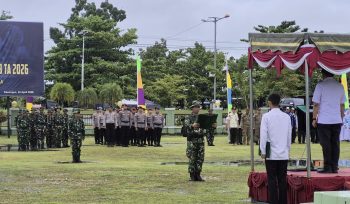FOTO : Sekda Katingan saat pimpin upacara pelaksanaan pembukaan TNI TMMD Imbangan ke -128, di halaman Makodim 1019/Katingan.