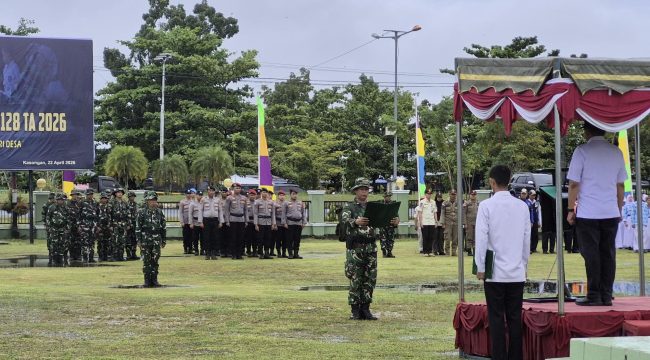FOTO : Sekda Katingan saat pimpin upacara pelaksanaan pembukaan TNI TMMD Imbangan ke -128, di halaman Makodim 1019/Katingan.