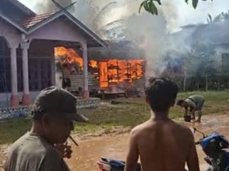 FOTO : Suasana saat rumah warga mengalami musibah kebakaran.