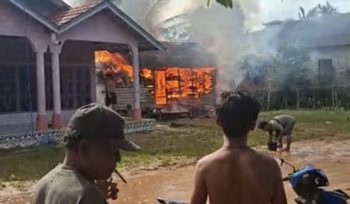 FOTO : Suasana saat rumah warga mengalami musibah kebakaran.