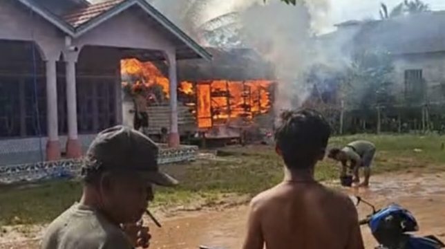 FOTO : Suasana saat rumah warga mengalami musibah kebakaran.