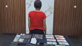 FOTO : Diduga Pengedar Sabu berinisial M saat diamankan bersama barang bukti.