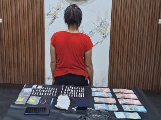 FOTO : Diduga Pengedar Sabu berinisial M saat diamankan bersama barang bukti.