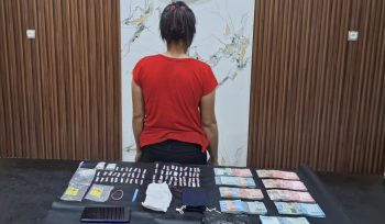 FOTO : Diduga Pengedar Sabu berinisial M saat diamankan bersama barang bukti.