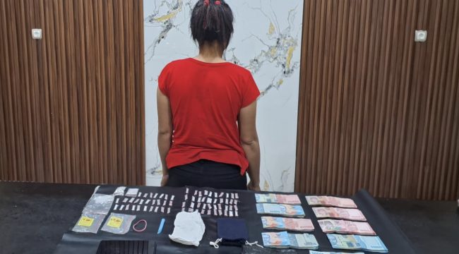 FOTO : Diduga Pengedar Sabu berinisial M saat diamankan bersama barang bukti.