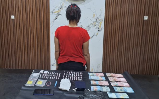 
					FOTO : Diduga Pengedar Sabu berinisial M saat diamankan bersama barang bukti.