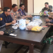 FOTO : Bupati Saiful, bersama jajaran saat melaksanakan rapat membahas langkah penanganan kebakaran permukiman, di rumah jabatan bupati setempat.