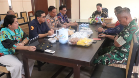FOTO : Bupati Saiful, bersama jajaran saat melaksanakan rapat membahas langkah penanganan kebakaran permukiman, di rumah jabatan bupati setempat.
