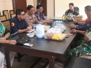 FOTO : Bupati Saiful, bersama jajaran saat melaksanakan rapat membahas langkah penanganan kebakaran permukiman, di rumah jabatan bupati setempat.
