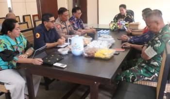 FOTO : Bupati Saiful, bersama jajaran saat melaksanakan rapat membahas langkah penanganan kebakaran permukiman, di rumah jabatan bupati setempat.
