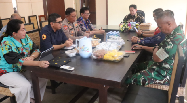 FOTO : Bupati Saiful, bersama jajaran saat melaksanakan rapat membahas langkah penanganan kebakaran permukiman, di rumah jabatan bupati setempat.
