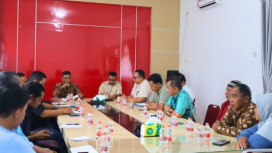 FOTO : Wabup Firdaus, didampingi Kepala Bank Kalteng Cabang Kasongan saat pimpin kegiatan rapat di Dinas KUKMP Katingan.