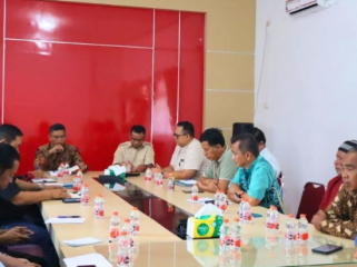 FOTO : Wabup Firdaus, didampingi Kepala Bank Kalteng Cabang Kasongan saat pimpin kegiatan rapat di Dinas KUKMP Katingan.