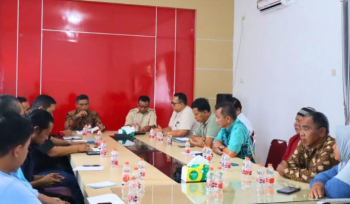 FOTO : Wabup Firdaus, didampingi Kepala Bank Kalteng Cabang Kasongan saat pimpin kegiatan rapat di Dinas KUKMP Katingan.