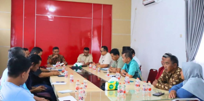 
					FOTO : Wabup Firdaus, didampingi Kepala Bank Kalteng Cabang Kasongan saat pimpin kegiatan rapat di Dinas KUKMP Katingan.