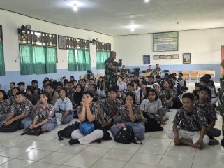 FOTO : Pihak Kodim 1019/Katingan saat kegiatan sosialisasi di SMAN 1 Tewang Sanggalang Garing.