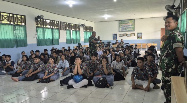 FOTO : Pihak Kodim 1019/Katingan saat kegiatan sosialisasi di SMAN 1 Tewang Sanggalang Garing.