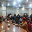 Proses Mediasi Warga Desa Tumbang Naan Dengan PT DBK Yang Difasilitasi Oleh Pemerintah Kecamatan Seribu Riam di Gedung DAD Kota Puruk Cahu