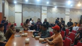 Proses Mediasi Warga Desa Tumbang Naan Dengan PT DBK Yang Difasilitasi Oleh Pemerintah Kecamatan Seribu Riam di Gedung DAD Kota Puruk Cahu