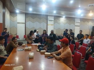 Proses Mediasi Warga Desa Tumbang Naan Dengan PT DBK Yang Difasilitasi Oleh Pemerintah Kecamatan Seribu Riam di Gedung DAD Kota Puruk Cahu