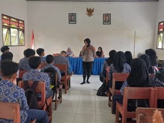 Anggota Polwan Polsek Murung Polres Murung Raya Saat Melaksanakan Sosialisasi Bahaya Narkoba di depan Siswa Siswi Salah Satu SMA di wilayah Hukum Polsek Murung beberapa waktu yang lalu