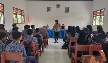 Anggota Polwan Polsek Murung Polres Murung Raya Saat Melaksanakan Sosialisasi Bahaya Narkoba di depan Siswa Siswi Salah Satu SMA di wilayah Hukum Polsek Murung beberapa waktu yang lalu