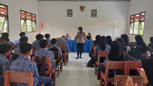 Anggota Polwan Polsek Murung Polres Murung Raya Saat Melaksanakan Sosialisasi Bahaya Narkoba di depan Siswa Siswi Salah Satu SMA di wilayah Hukum Polsek Murung beberapa waktu yang lalu