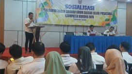 Kepala Dinas Kesehatan dr Suwirman Hutagalung Saat Memberikan Paparan Dalam Kegiatan Sosialisasi BLUD di Aula Dinkes, Rabu (3/4/2026)