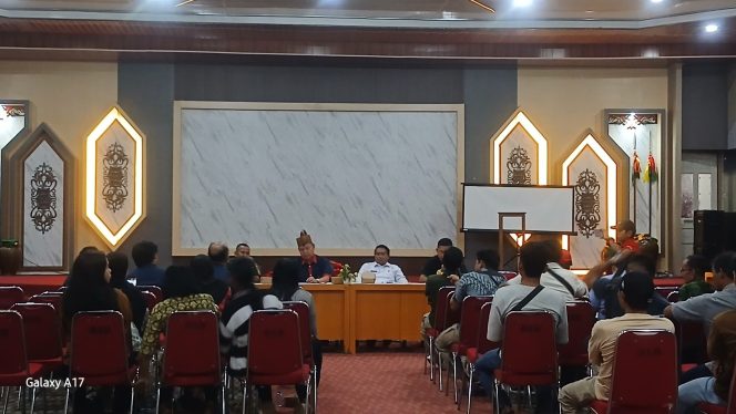 
					Manajemen PT DBK Bersama Warga Sepakat Konflik Lahan Dimediasi Bupati