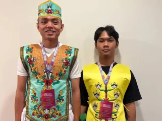 JUARA : Dua siswa SMAN 1 Kuala Kurun yakni M. Rasya Wira Pratama dan Samuel Panenganu, yang berhasil meraih juara pada ajang ISRC tahun 2026, belum lama ini.