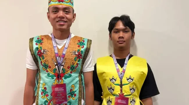 JUARA : Dua siswa SMAN 1 Kuala Kurun yakni M. Rasya Wira Pratama dan Samuel Panenganu, yang berhasil meraih juara pada ajang ISRC tahun 2026, belum lama ini.
